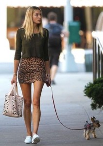 dark-green-longsleeve-shirt-and-brown-mini-skirt-and-white-low-top-sneakers-and-beige-tote-bag-large-998